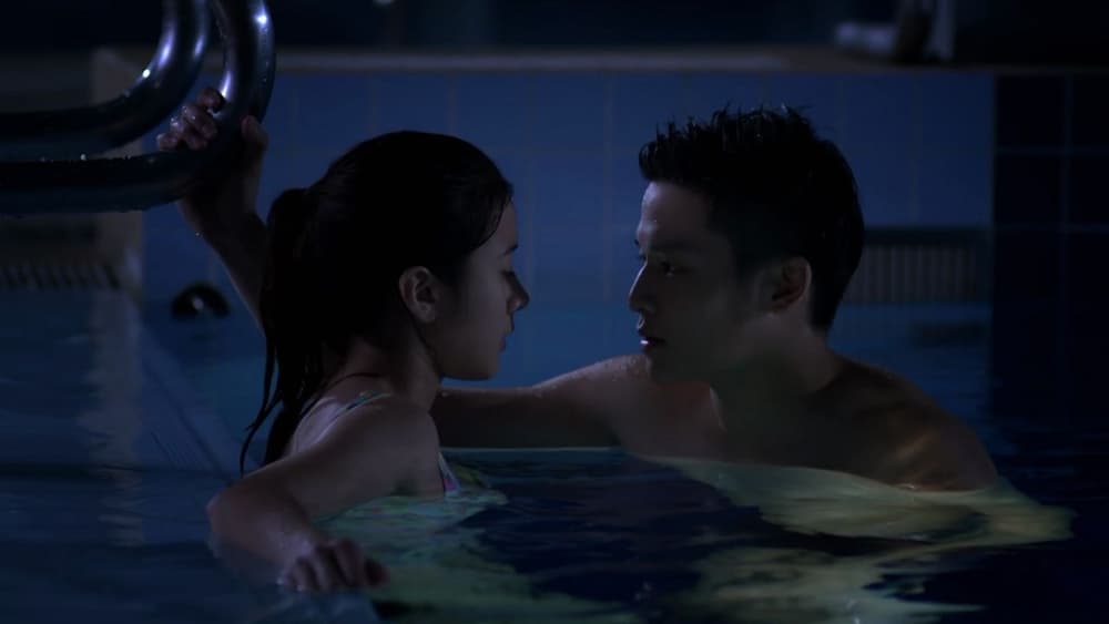 Bí Ẩn Tại Hồ Bơi